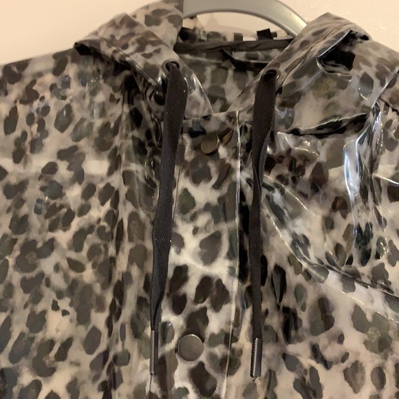 Woman’s lightweight summer raincoat - Picture 3 of 5